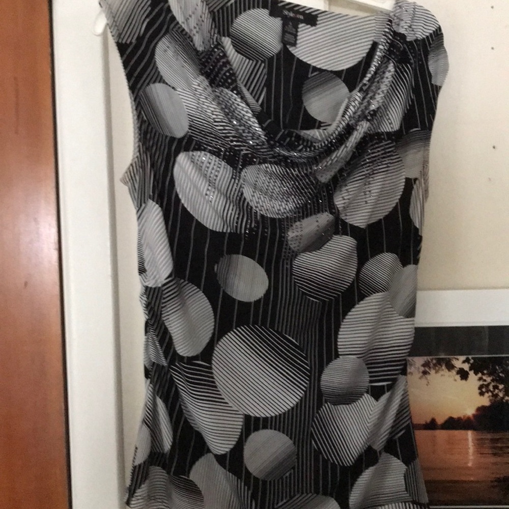 Black and white geometric top